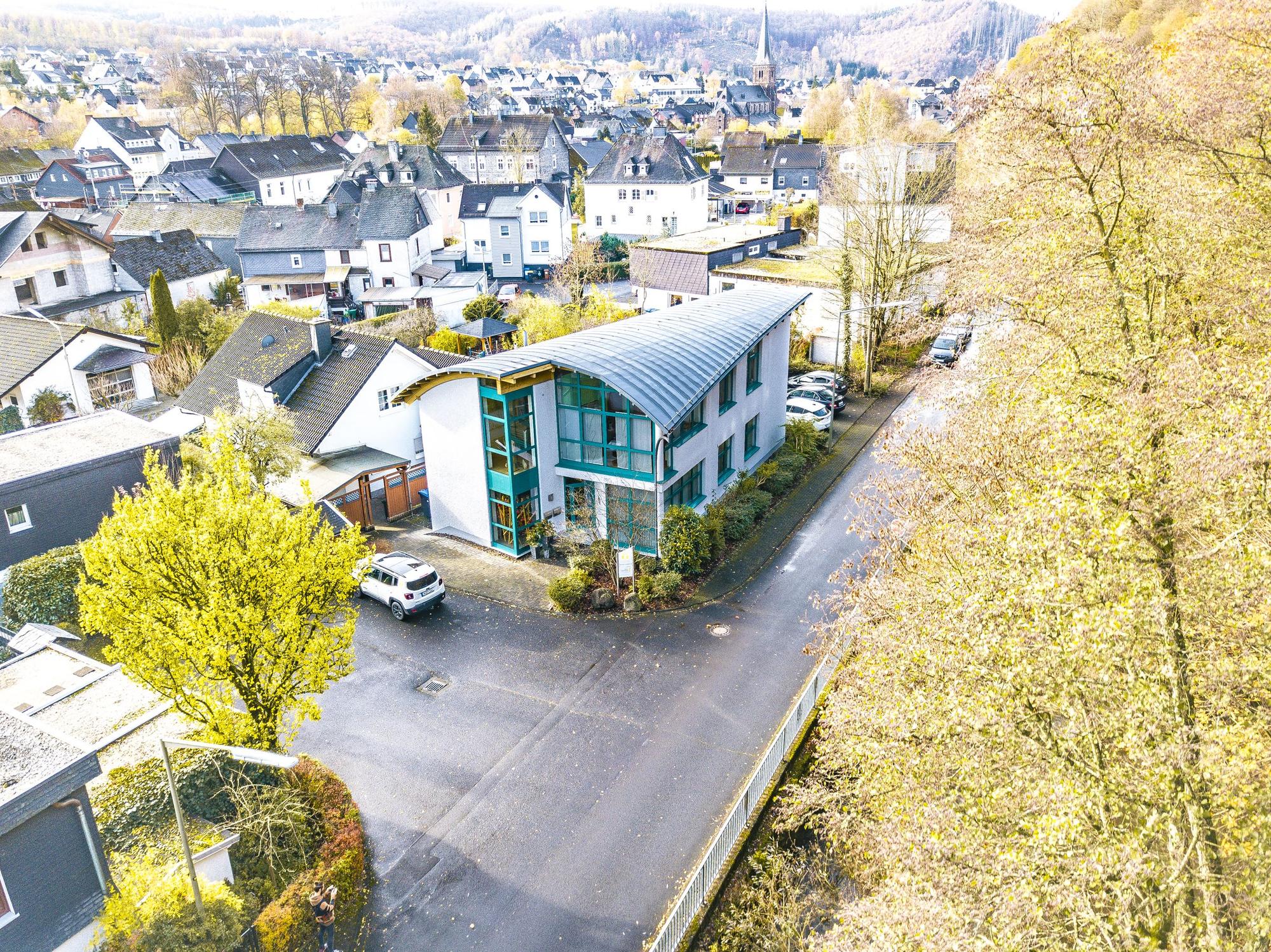 Luftaufnahme von Herdorf mit dem Laborgebäude von Hütter Dentaltechnik