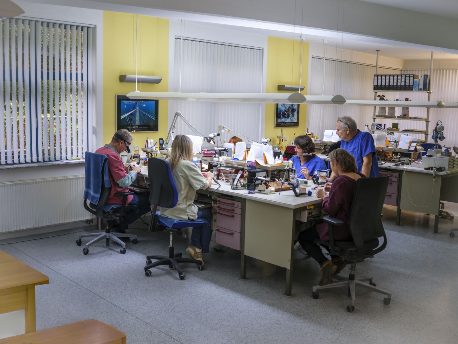 Das Team von Hütter Dentaltechnik an den Arbeitsplätzen im Labor